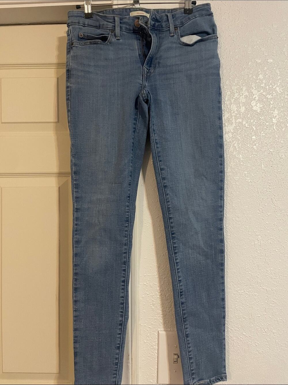 Levi's Skinny 711 27 by 30 Light Wash Women's Skinny Jeans